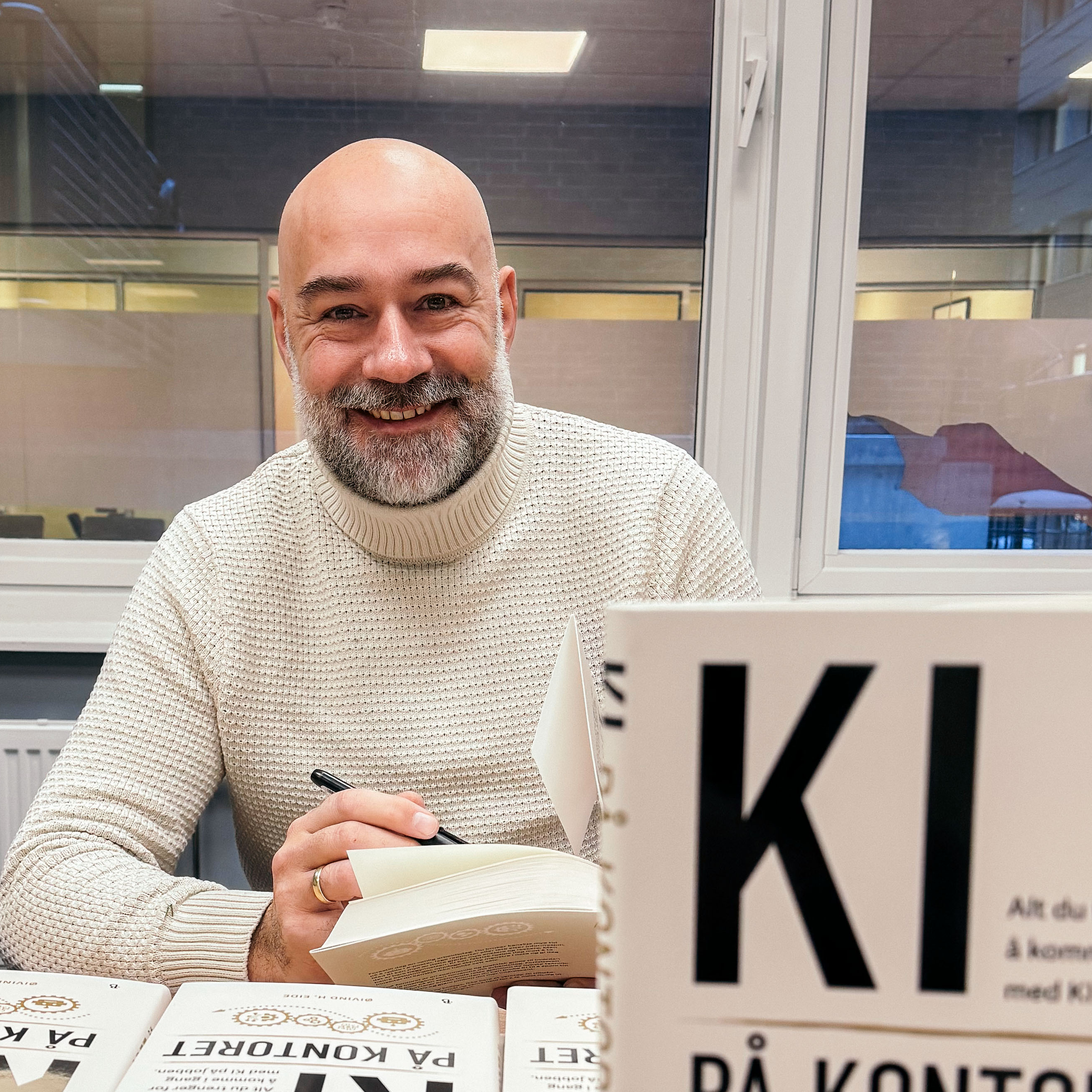 Øivind Eide signerer boken KI p\u00e5 kontoret p\u00e5 Norli